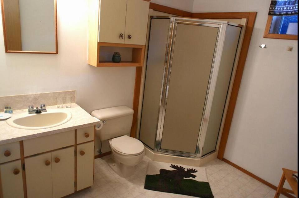 Wettstone Guest Ranch Bed & Breakfast Bridge Lake Room photo